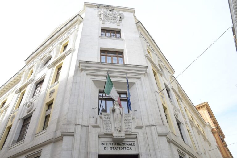 Istat, in Italia consumi in aumento ma incertezza per i dazi