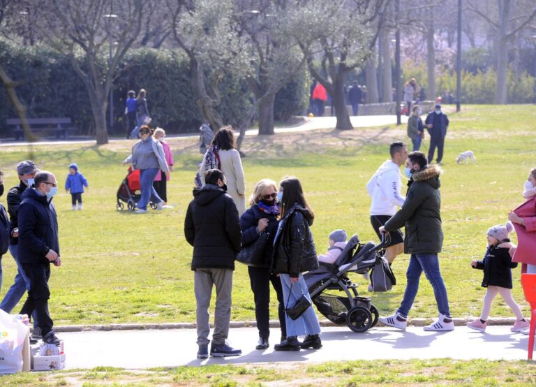 Le famiglie tornano a spendere ma sul futuro pesa l’incertezza