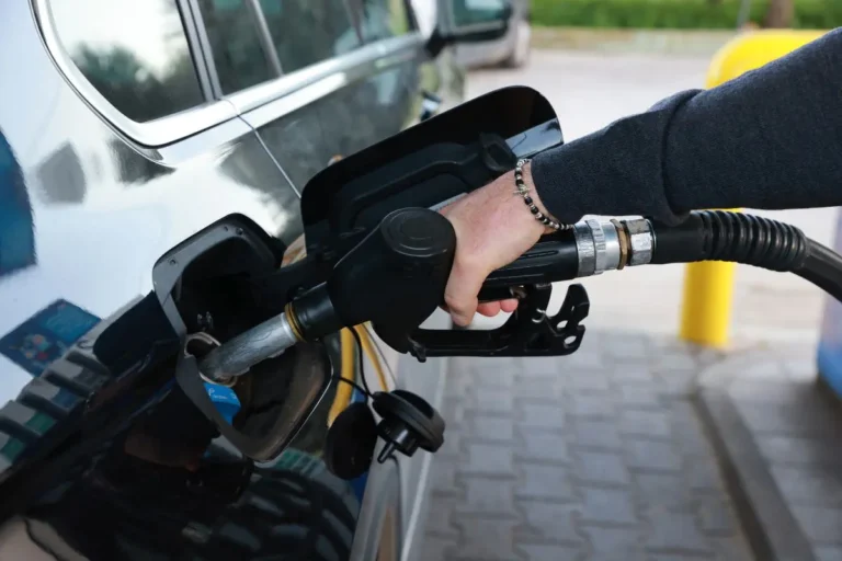 Carburanti, il Mimit “Quasi il 60% dei distributori ha ridotto i prezzi”