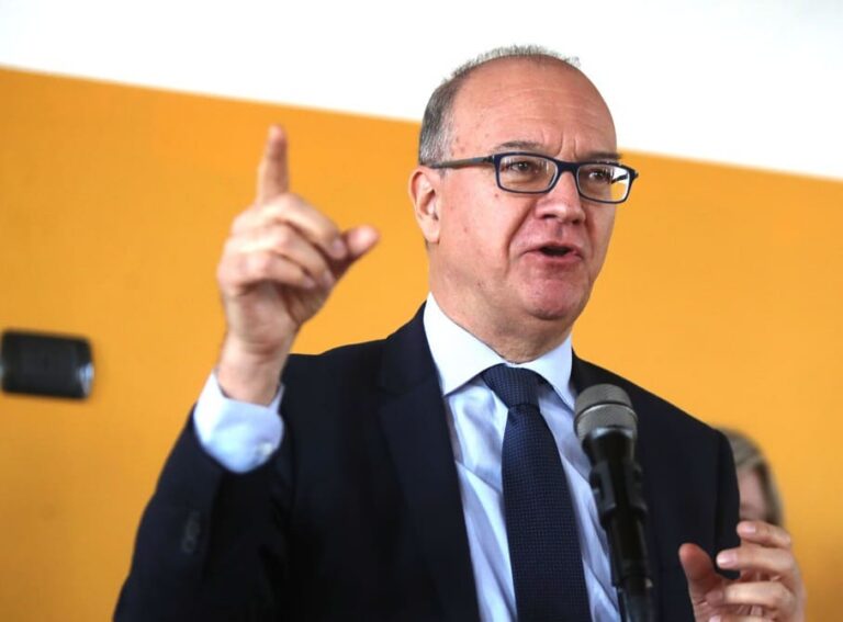 Valditara “I social possono essere devastanti, vietarli ai più piccoli non è più rimandabile”