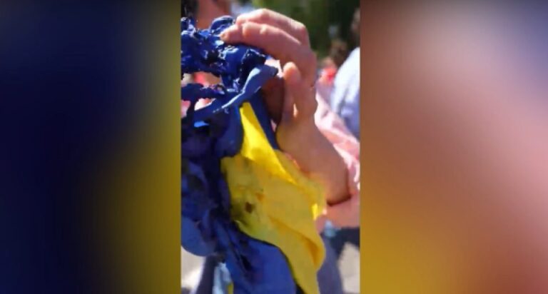 Tensioni al corteo del 25 aprile a Roma, delegazione +Europa con bandiere Ucraina denuncia aggressione