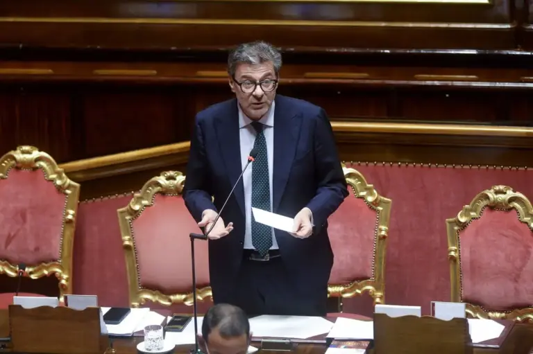Giorgetti “Se perdura la crisi valutare la sospensione del patto di stabilità”