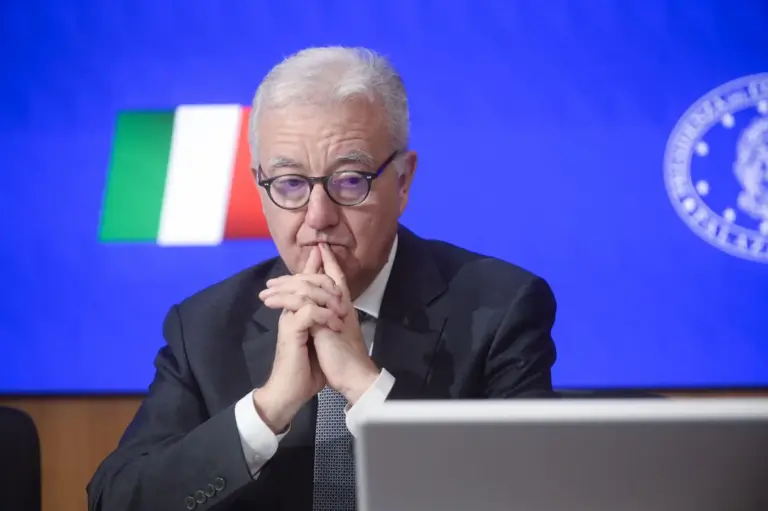 Da Cdm l’ok a due decreti legislativi sull’IA, Mantovano “Italia prima con normativa nazionale organica”