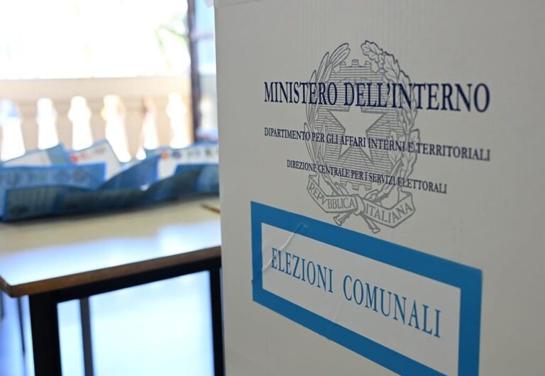 Urne aperte fino alle 15 per i ballottaggi, si vota in sei capoluoghi