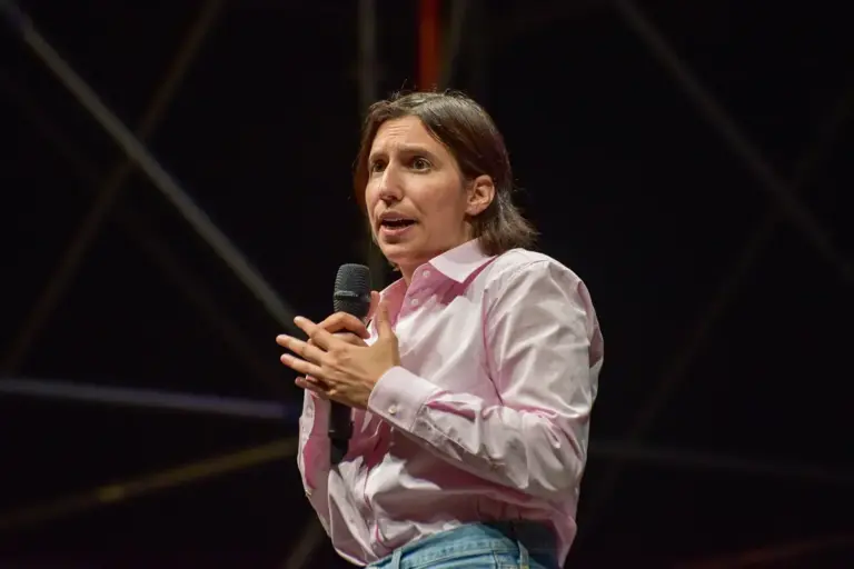 Milano Pride, Schlein al corteo: “L’omotransfobia uccide, vogliamo una legge contro l’odio”