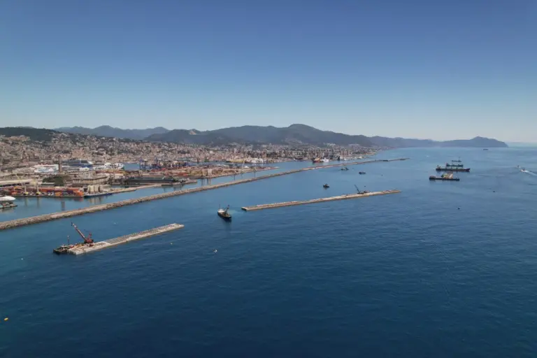Webuild, la nuova diga foranea di Genova avanza in mare aperto: posato il ventiquattresimo cassone