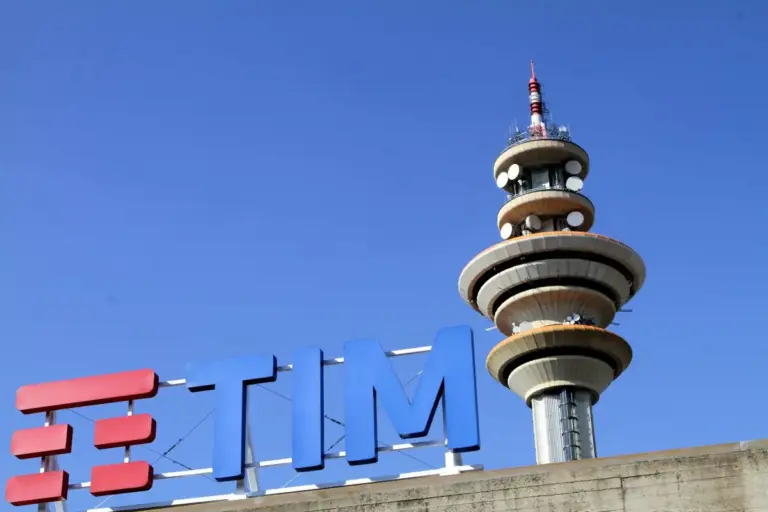 Il Cda di Tim dà il via libera all’unanimità all’offerta di Poste Italiane