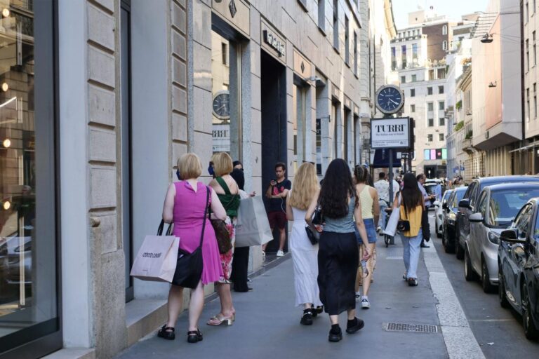Al via domani i saldi in tutta Italia, Confcommercio stima una spesa media di 201 euro a famiglia