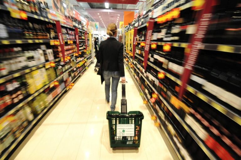 Consumi, cambia la composizione della spesa: più servizi e tempo libero