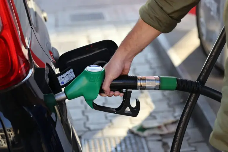 Caro carburanti, diesel vicino ai 2,1 euro al litro e benzina ai massimi da settembre 2023