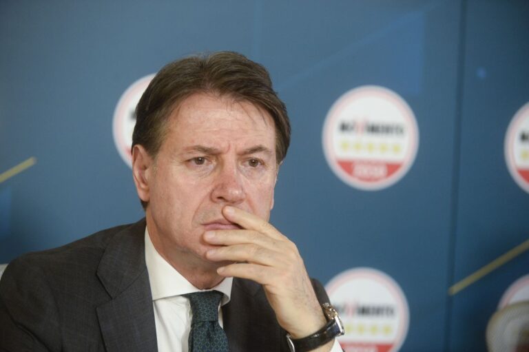 Conte “Costo del carburante fuori controllo, tardivo l’intervento del governo”