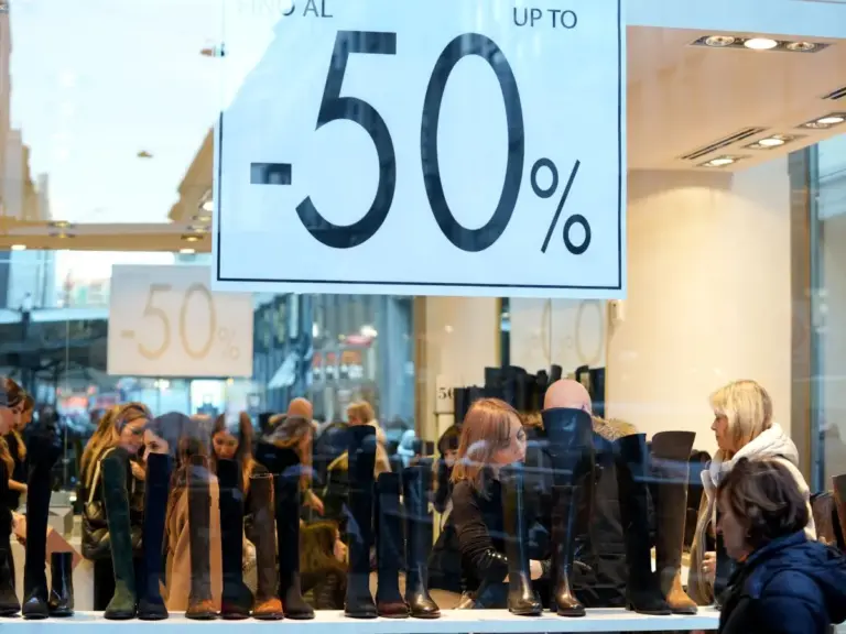 Saldi, ad agosto vendite in calo del 2,6% rispetto al 2025