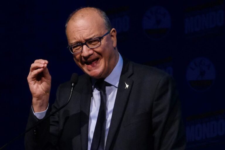 Valditara “Tetto agli stranieri in classe solo se non parlano bene la nostra lingua