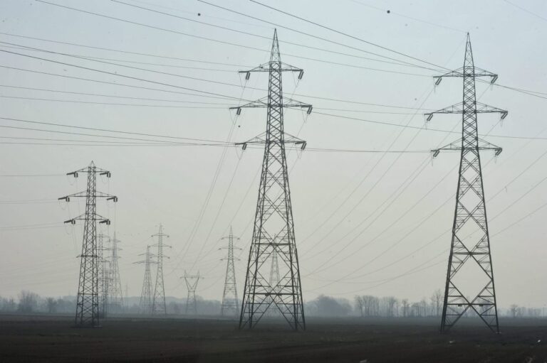Caro energia, Eni lancia lo sconto del 30% e prezzo bloccato per due anni su luce e gas con Plenitude