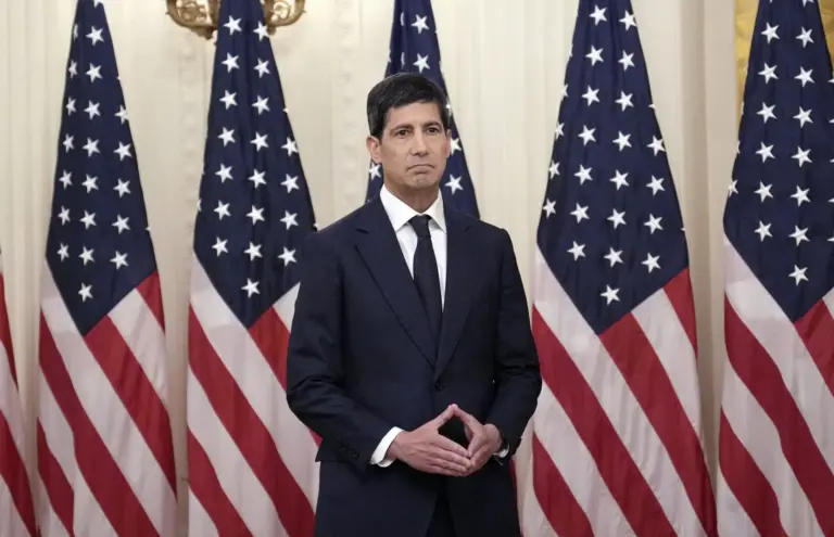 La Fed rialza i tassi di 25 punti base, Warsh sfida Trump per fermare l’inflazione