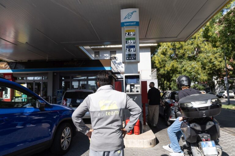 Prezzi medi sulla rete carburanti italiana ancora in calo nel fine settimana