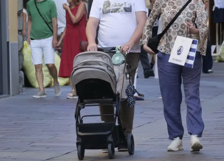 Continuano a diminuire le nascite e il numero medio di figli per donna: i dati Istat