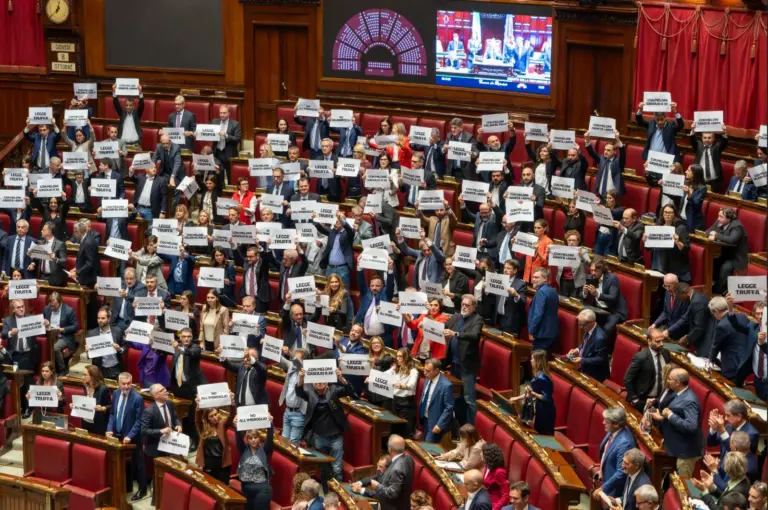 La riforma della legge elettorale passa alla Camera con 227 voti favorevoli. Meloni: “Garantiamo rappresentanza e stabilità”