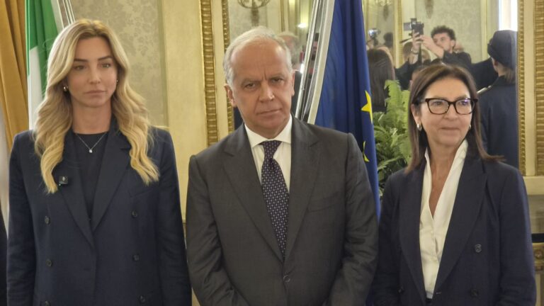 Piantedosi presenta il piano sicurezza a Genova, posto di polizia fisso in centro e alloggi per gli agenti